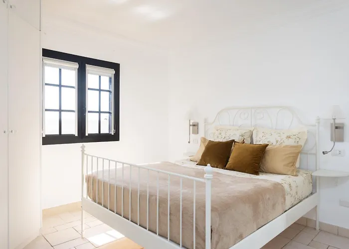 Exclusive Townhouse In Central Plaza Del Duque Close To The Beach