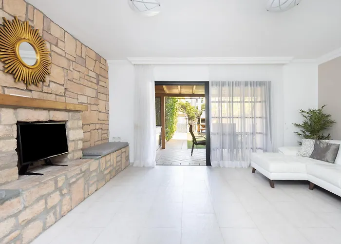 Exclusive Townhouse In Central Plaza Del Duque Close To The Beach