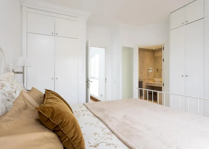 Exclusive Townhouse In Central Plaza Del Duque Close To The Beach