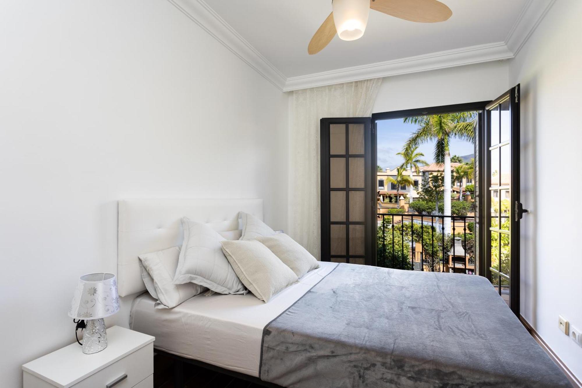 Exclusive Townhouse In Plaza Del Duque Close To The
